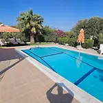 With Fabulous Barbeque House Вилла *