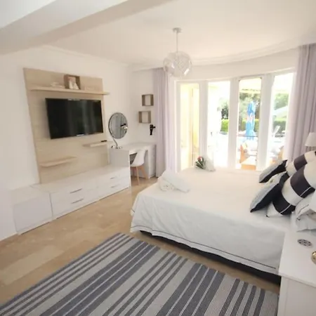 With Fabulous Barbeque House Вилла *