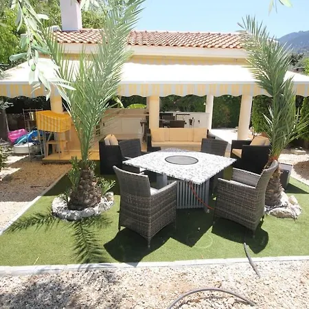 With Fabulous Barbeque House Вилла *