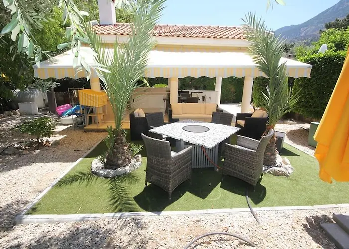 With Fabulous Barbeque House Villa *