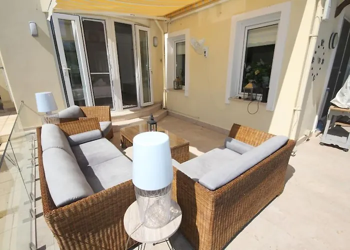 With Fabulous Barbeque House Villa *