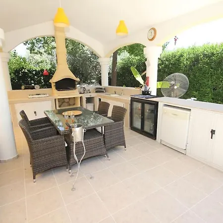 With Fabulous Barbeque House Villa *