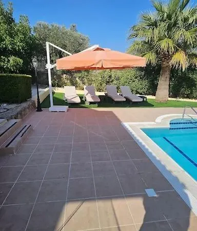 With Fabulous Barbeque House Villa Cirénia